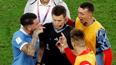 من اعتراض لاعبي الأوروغواي على الحكم.