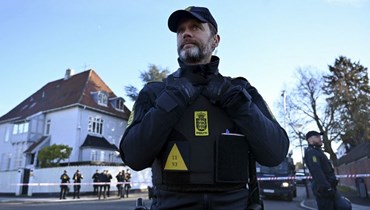 شرطي أمام السفارة التركية في الدنمارك (أ ف ب).