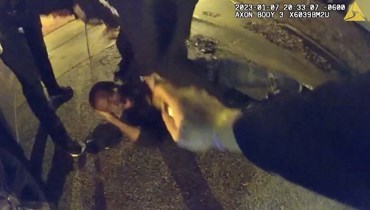  تُظهر هذه الصورة من مقطع فيديو لكاميرا قسم الشرطة، ضباط وهم يضربون تايري نيكولز (أ ف ب). 