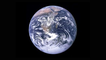 صورة للأرض كما شاهدها طاقم أبولو 17 خلال توجههم نحو القمر (3 آذار 2021- Unsplash- ناسا). 