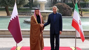 عبداللهيان (إلى اليمين) مستقبلا نظيره القطري محمد بن عبد الرحمن آل ثاني في طهران (29 ك2 2023، ا ف ب). 