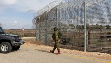 عنصر إسرائيلي عند الحدود مع الجولان المحتل (أ ف ب).