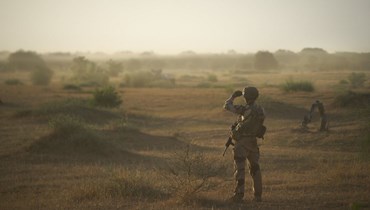 صورة أرشيفية- جندي في الجيش الفرنسي يراقب منطقة ريفية خلال عملية بورغو 4 في شمال بوركينا فاسو، على طول الحدود مع مالي والنيجر (10 ت2 2019، أ ف ب).