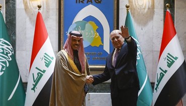 حسين (إلى اليمين) يصافح نظيره السعودي فيصل بن فرحان آل سعود في بغداد (2 شباط 2023، أ ف ب). 
