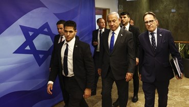نتنياهو (في الوسط) يصل لحضور الجلسة الأسبوعية للحكومة في القدس (29 ك2 2023، أ ف ب).