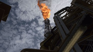 النفط يتراجع بفعل بيانات اقتصادية وقوة الدولار