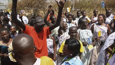 اشخاص يهتفون قبل وصول البابا فرنسيس إلى مطار جوبا الدولي في جوبا بجنوب السودان (3 شباط 2023، أ ف ب). 