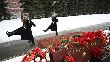 عناصر من حرس الشرف الروسي يمشون خلف نصب تذكاري في حديقة ألكسندر بموسكو خارج الكرملين (2 شباط 2023، أ ف ب). 