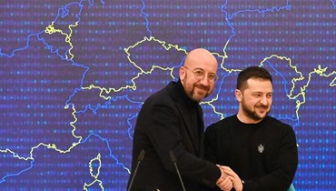 زيلينسكي وميشال في ختام مؤتمر صحافي مشترك خلال قمة الاتحاد الأوروبي وأوكرانيا في كييف (3 ك2 2022، أ ف ب). 