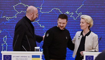(من اليمين) فون دير لايين وزيلينسكي وميشال يغادرون في ختام مؤتمر صحافي مشترك خلال قمة الاتحاد الأوروبي وأوكرانيا في كييف (3 ك2 2022، أ ف ب). 