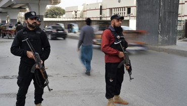 شرطيون انتشروا في شارع في بيشاور (1 شباط 2023، أ ف ب). 