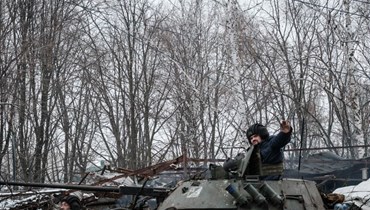 جندي أوكراني جلس في مركبة قتالية للمشاة في باخموت (3 شباط 2023، أ ف ب). 