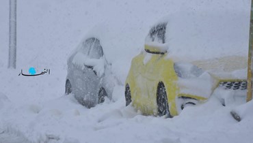 سيارات عالقة بالثلوج في ضهر البيدر (حسام شبارو).