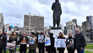أهالي ضحايا المرفأ أمام تمثال المغترب في وقفتهم الشهرية (حسام شبارو).