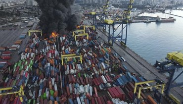 دخان يتصاعد من جراء احتراق حاويات في ميناء إسكندرون جنوب تركيا (7 شباط 2023/ أ ب). 
