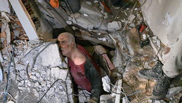 رجل عالق تحت الأنقاض ينتظر إنقاذه في هاتاي (7 شباط 2023، أ ف ب). 
