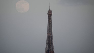 برج إيفيل في العاصمة الفرنسية باريس (5 شباط 2023 - أ ف ب).
