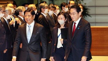 ماركوس (إلى اليسار) وكيشيدا قبل اجتماع في المقر الرسمي لرئيس الوزراء في طوكيو (9 شباط 2023، أ ف ب). 
