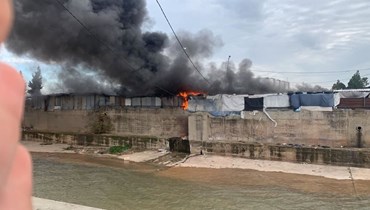 اندلاع حريق كبير داخل "سوق الأحد" في طرابلس.