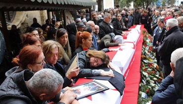 مشيعون يحضرون في فاماغوستا جنازة سبعة طلاب قبرصيين قتلوا في زلزال تركيا (10 شباط 2023، أ ف ب).