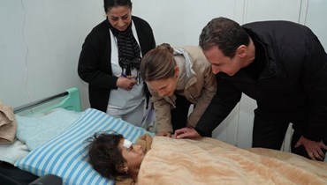 الرئيس السوري بشار الأسد وزوجته يتفقدان المصابين جرّاء الزلزال  في مستشفى "تشرين" الجامعي. 