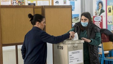 ناخبة قبرصية تدلي بصوتها في مركز اقتراع جيروسكيبو في منطقة بافوس الغربية في الجولة الثانية من الانتخابات الرئاسية (12 شباط 2023، أ ف ب). 