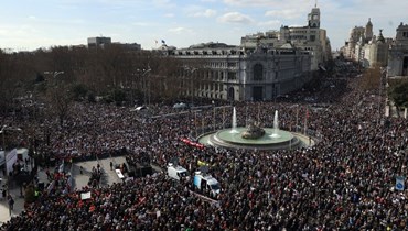 آلاف تجمعوا في ساحة سيبيليس خلال تظاهرة دفاعا عن الرعاية الصحية العامة في مدريد (12 شباط 2023، أ ف ب).