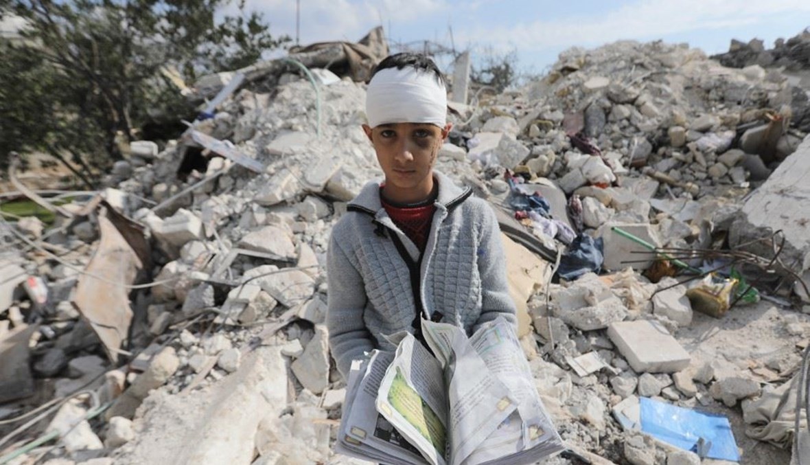 طفل سوري فقد عائلته نتيجة الزلزال الذي ضرب تركيا وسوريا . (أ ف ب) 