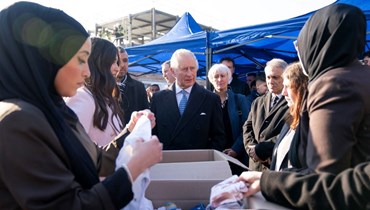 الملك تشارلز يلتقي بمتطوّعين أتراك وسوريين يساعدون ضحايا الزلزال في لندن (أ ف ب).