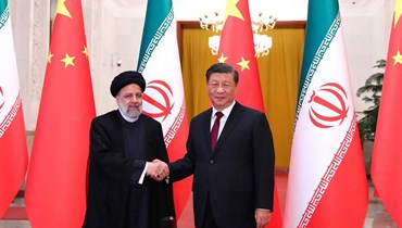 الرئيسان الصيني والإيراني في بيجينغ (أ ف ب).