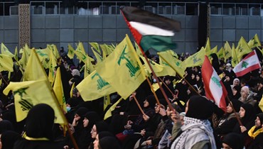 مناصرون يرفعون أعلام "حزب الله" (حسام شبارو).