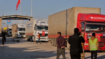 قافلة مساعدات تدخل شمال سوريا عبر معبر باب السلامة (14 شباط 2023، أ ف ب). 
