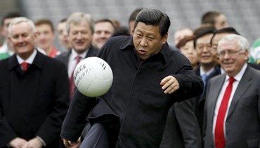 الرئيس الصيني وهو يسدد الكرة.