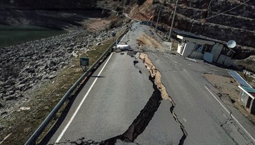 تشققات خلفها الزلزال في طريق في منطقة بازارجيك في مدينة كهرمان مرعش بتركيا (16 شباط 2023، أ ف ب). 