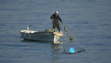 صياد في المياه اللبنانية قبالة شاطئ صيدا (أرشيفية).