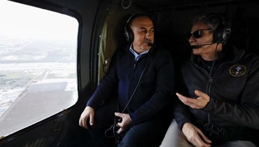 بلينكن (الى اليمين) جلس مع نظيره التركي في طائرة هليكوبتر خلال القيام بجولة في المناطق المنكوبة من جراء الزلزال (19 شباط 2023، أ ف ب). 