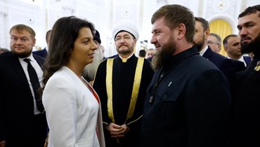 قديروف (في الوسط الى اليمين) يتحدث إلى مارغريتا سيمونيان، رئيسة شبكة التلفزيون الحكومية آر تي، بعد احتفال ضم أربع مناطق من أوكرانيا، في الكرملين بموسكو (30 أيلول 2022، أ ف ب). 