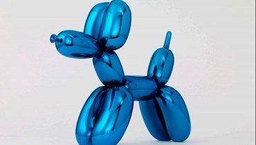 تمثال أزرق من سلسلة "بالون دوغ" للفنّان جيف كونز.