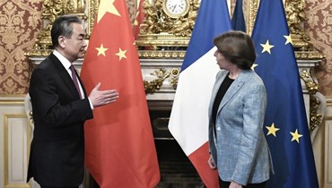  وزيرة الشؤون الخارجية والأوروبية الفرنسية كاثرين كولونا وكبير الديبلوماسيين الصينيين وانغ يي قبل اجتماعهم في باريس (أ ف ب).