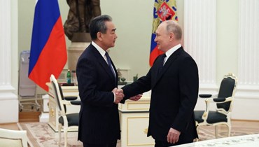 الرئيس الروسي فلاديمير بوتين يستقبل رئيس لجنة الشؤون الخارجية في الحزب الشيوعي الصيني وانغ يي في الكرملين (أ ف ب).