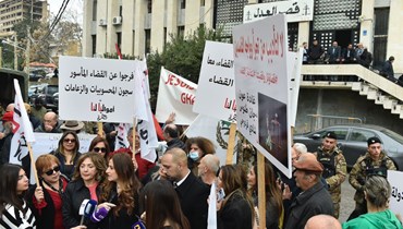 وقفة تضامنيّة مع القاضية عون أمام قصر العدل (حسام شبارو).