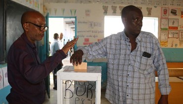 ناخب يدلي بصوته خلال الانتخابات البرلمانية في مدينة جيبوتي (24 شباط 2023، أ ف ب).