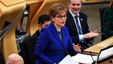 ستورجن تحضر جلسة الأسئلة الأسبوعية في البرلمان الاسكتلندي في إدنبرة (23 شباط 2023، أ ف ب). 