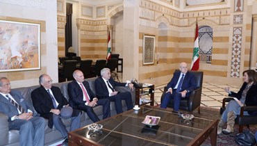 الرئيس نجيب ميقاتي مجتمعا بوفد جمعية مصارف لبنان قبيل الاعلان عن تعليق الاضراب مدة اسبوع.