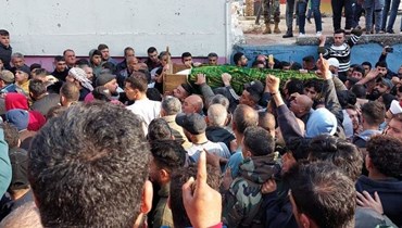تشييع جثمان الشيخ أحمد الرفاعي وسط حشود. 