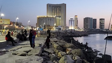 أشخاص تجمعوا على الكورنيش في العاصمة طرابلس (24 شباط 2023، أ ف ب). 