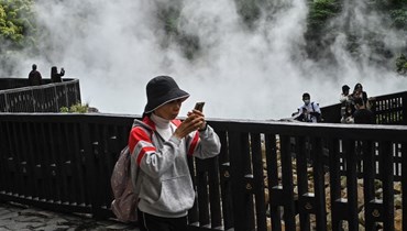  يزور السياح ينبوعاً ساخناً في الوادي الحراري في تايبيه (أ ف ب). 