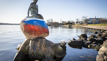 رسم العلم الروسي على تمثال حورية البحر في كوبنهاغن.
