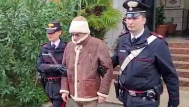لقطة مأخوذة من مقطع فيديو يظهر ماتيو ميسينا دينارو زعيم المافيا وهو يخرج من مركز شرطة كارابينيري بعد اعتقاله.