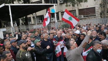 وقفة لـ"حراك المؤهلين المتقاعدين" في الأسلاك العسكرية كافة، أمام قصر العدل في بيروت، للمطالبة بحقهم في قسائم المحروقات (حسن عسل).